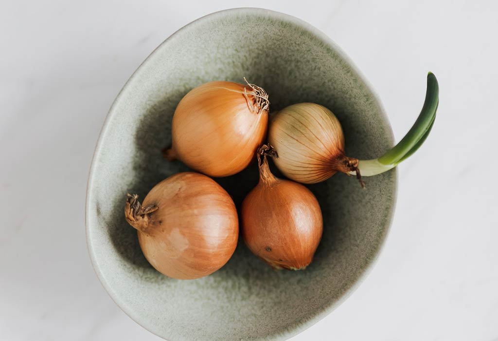 Yellow onions for Clam and Charred Onion dip recipe. Photo by Karolina Grabowska from Pexels.